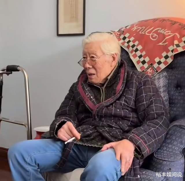 89岁焦晃外出聚餐!疑自备刀叉筷子,满头银发,知情人曝其已戒烟