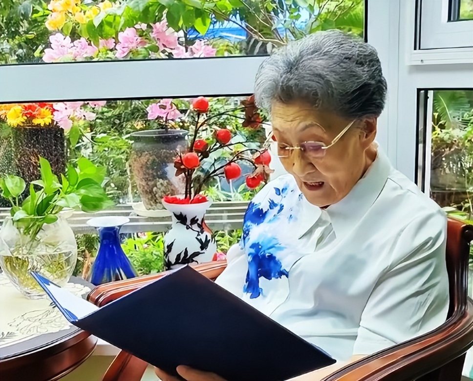 上海电视台第一位主持人,与新民晚报同年同月生,现96岁成为网红