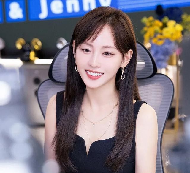 37岁张嘉倪复出首秀变化大！五官轮廓神似刘诗诗，还被质疑丰唇