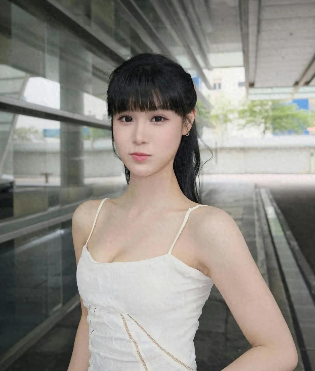 爱回家C位小花与劲敌姚焯菲自拍晒友好，两人卖可爱激似失散姊妹