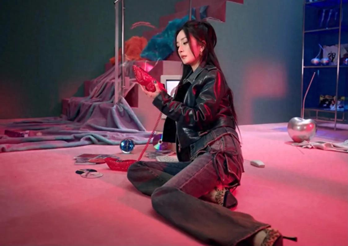 杨幂穿豹纹高跟鞋坐地上,她玩弹珠的样子很美,她长了一张建模脸