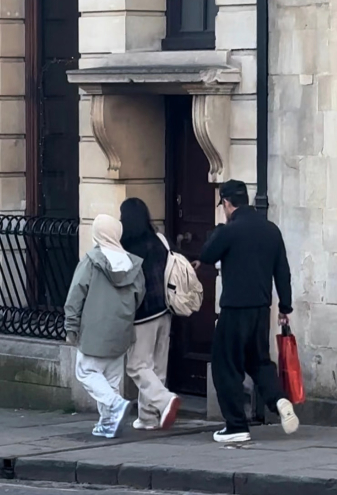 沙溢胡可英国被偶遇,两儿子在这里上学,夫妻同行看起来岁月静好