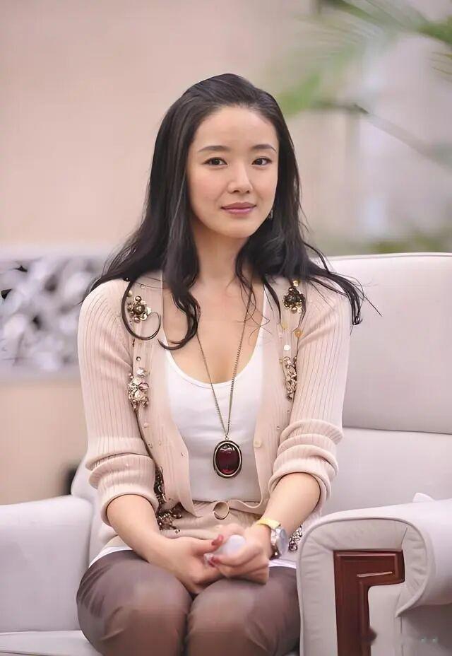 她曾被张艺谋力捧，成名后与富豪卷款61亿逃往国外，如今怎样了？