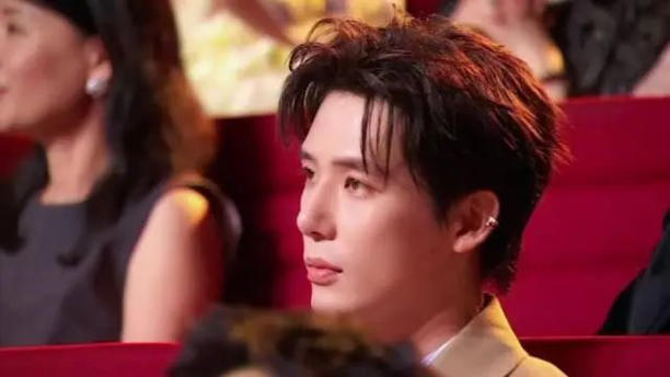 39岁姜妍搭档27岁王安宇主持白玉兰颁奖礼，观众为啥觉得失误更有意思？