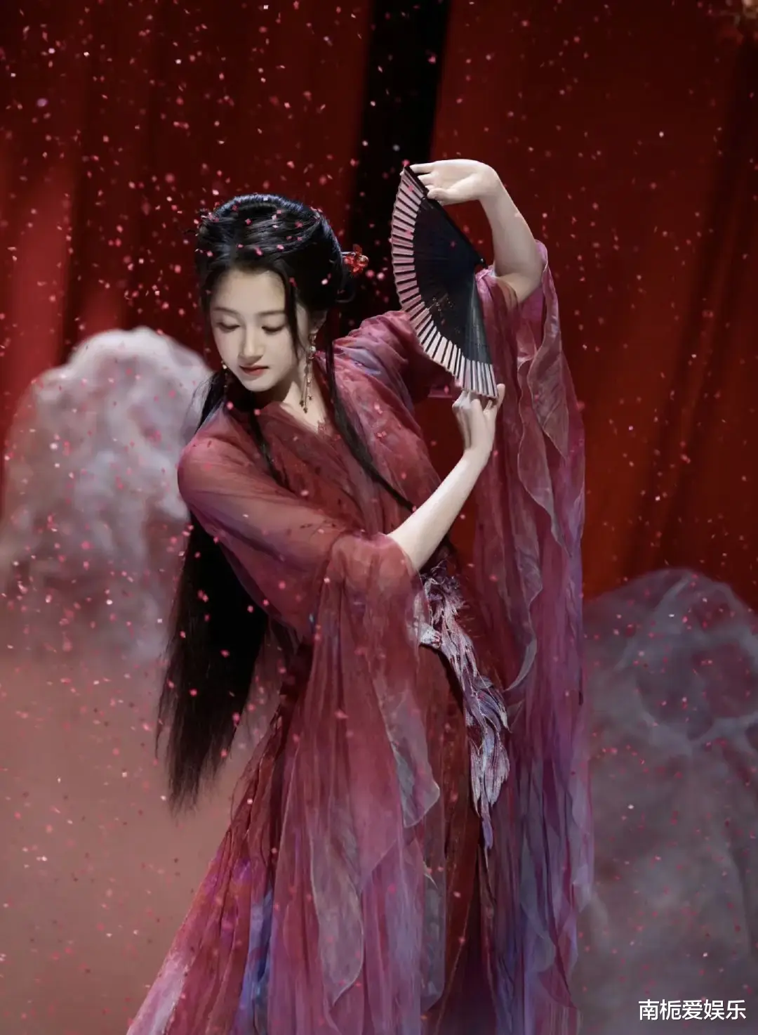 关晓彤红衣古风惊艳出圈:侠骨柔情绘就东方美学新画卷