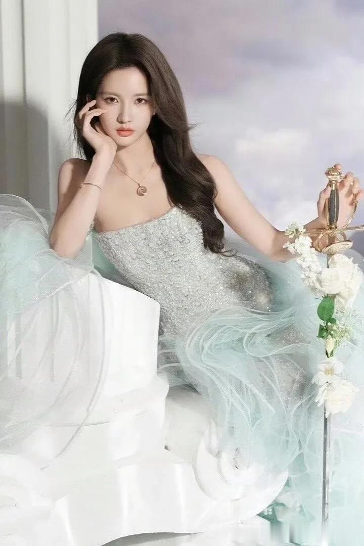 明星高清大片｜刘些宁，蓝纱漫卷，绝色倾城！