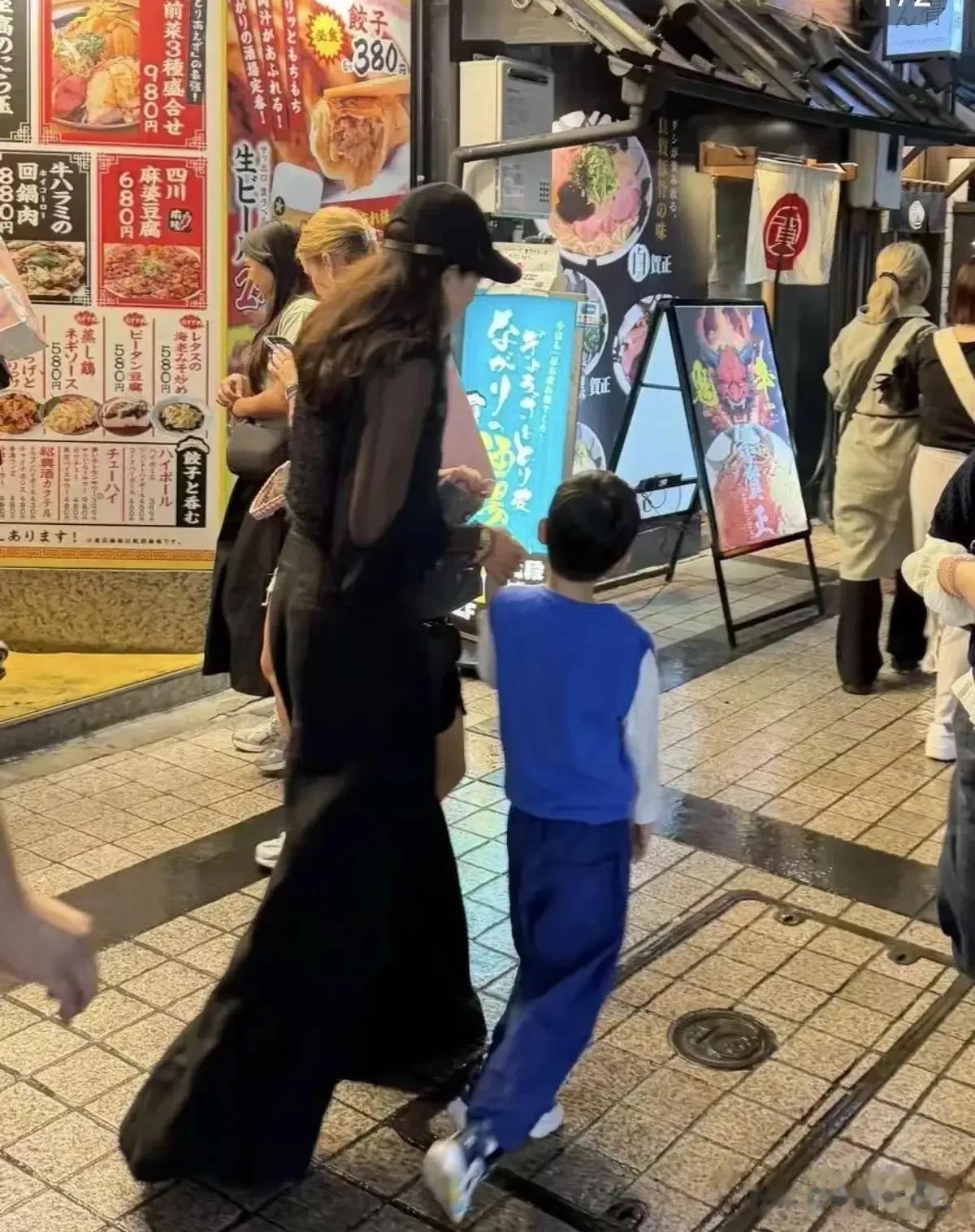 章子怡带儿女现身演唱会,5岁儿子身高引发热议,9岁醒醒更美了!