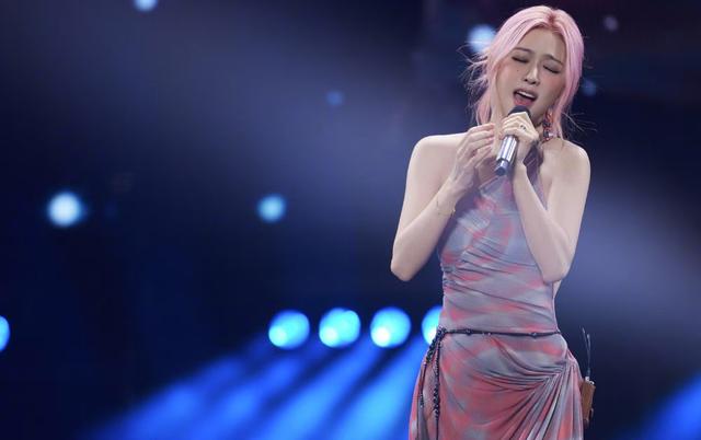 薛凯琪粉发露背裙杀疯舞台，斜肩褶皱格纹裙，腰臀比例碾压镜头