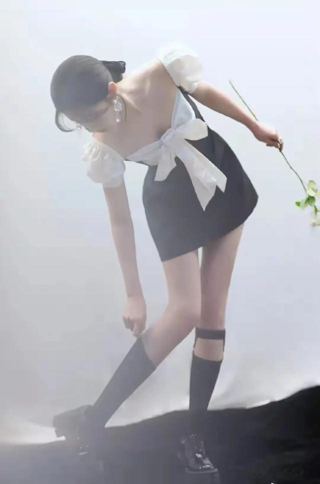 湖南卫视主持人梁田，白皙美腿穿短筒袜腿也太绝了，爱了爱了