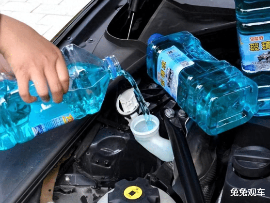 汽车玻璃出现裂痕：换or不换？老司机拆解3类损伤，学会这3招自己修复！