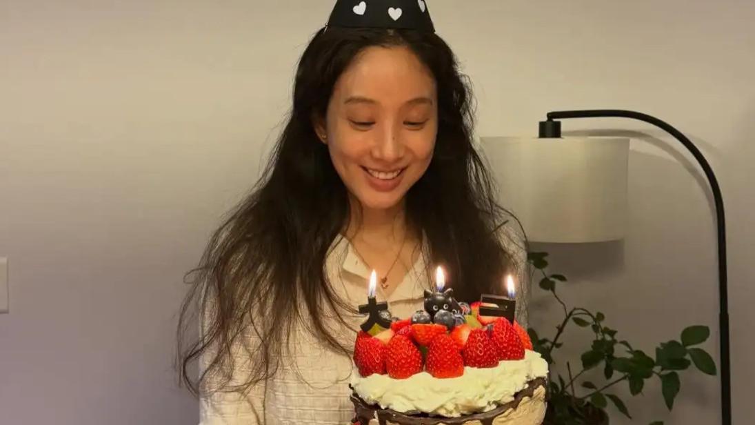 郑丽媛晒45岁生日照：白衣黑裙好文艺，手捧蛋糕笑容灿烂！