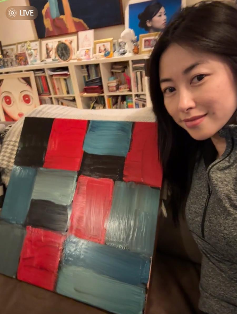 恭喜朱珠搬离老破小!和老公在豪宅做牛排请客,家里穿短袖超暖和