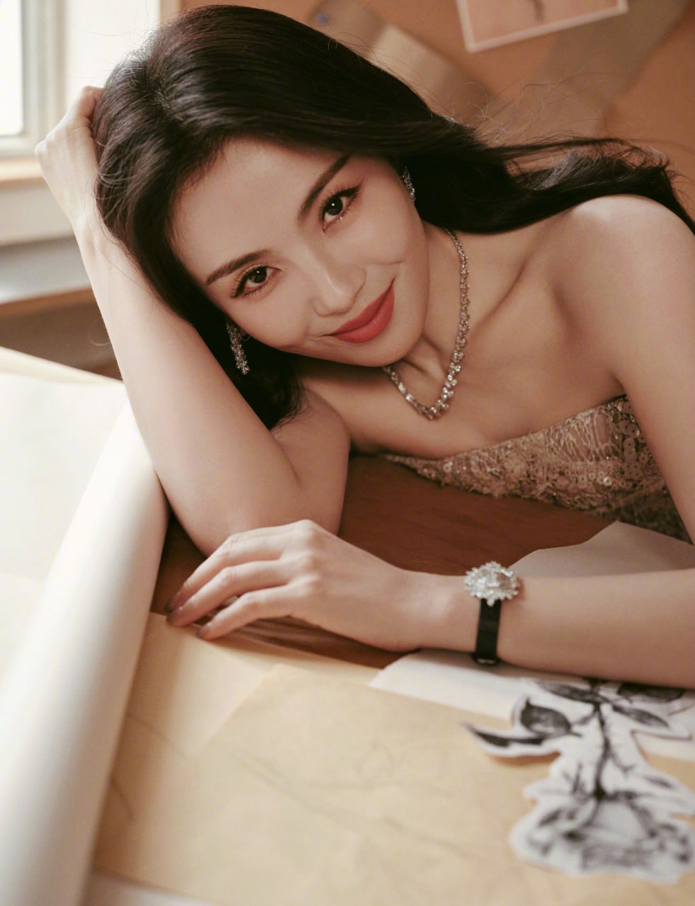 刘涛|长卷发搭配亮片刺绣长裙 温柔大气