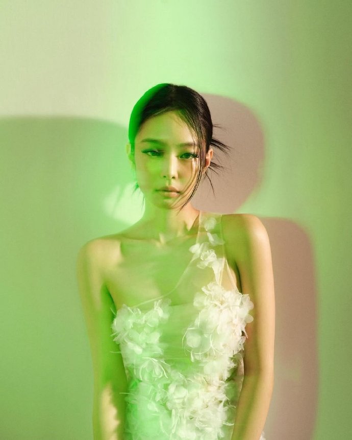 韩星Jennie“直角肩演绎高级美”,最新画报展现自信魅力