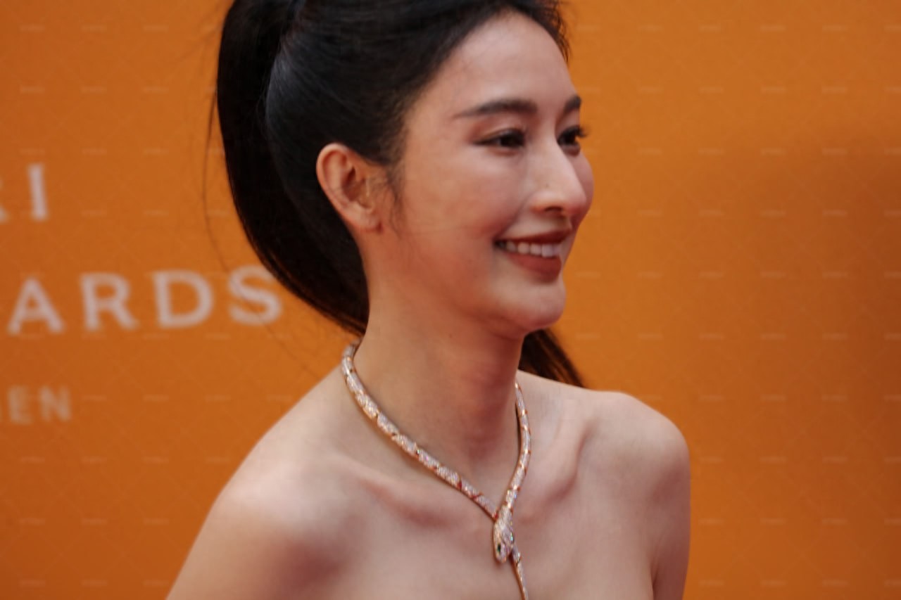 张俪|黑色抹胸裙凉高跟