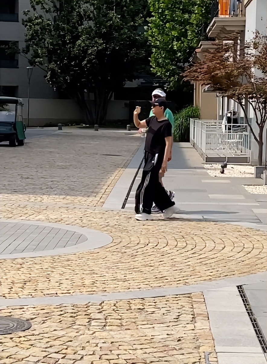 宋丹丹一家五口三里屯逛街,71岁赵玉吉满面春风,和儿媳有说有笑