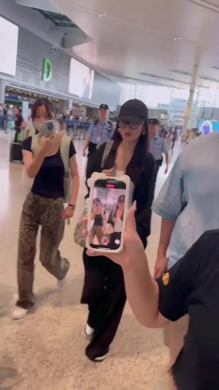 李沁北京机场路透,黑衬衫叠穿白背心,慵懒又时尚