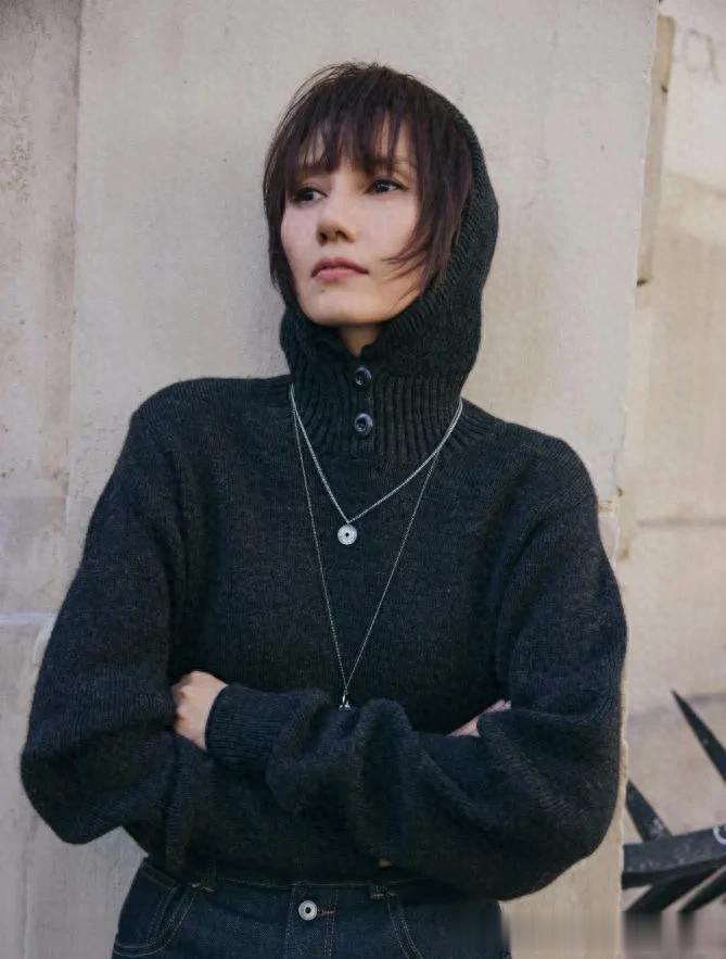 袁泉的气质真是出挑!穿深灰连帽毛衣+牛仔裤,时髦又高级!