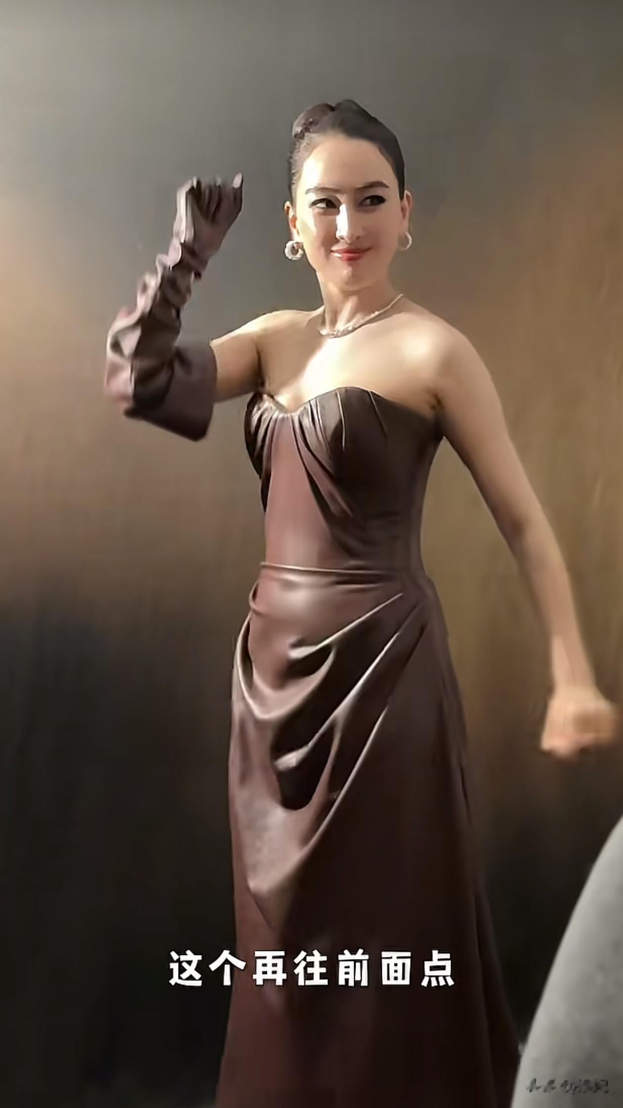 44岁马苏活动造型：盘发+皮质抹胸裙，皮肤紧致好减龄，身材也好