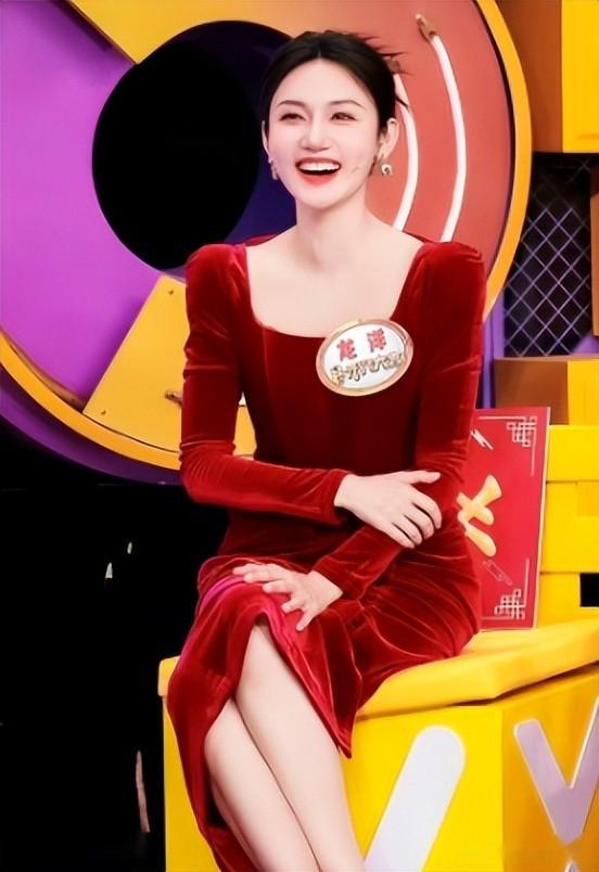 \央视穷鬼\龙洋底牌被扒光，每月撑死赚2万，和张韬关系一目了然