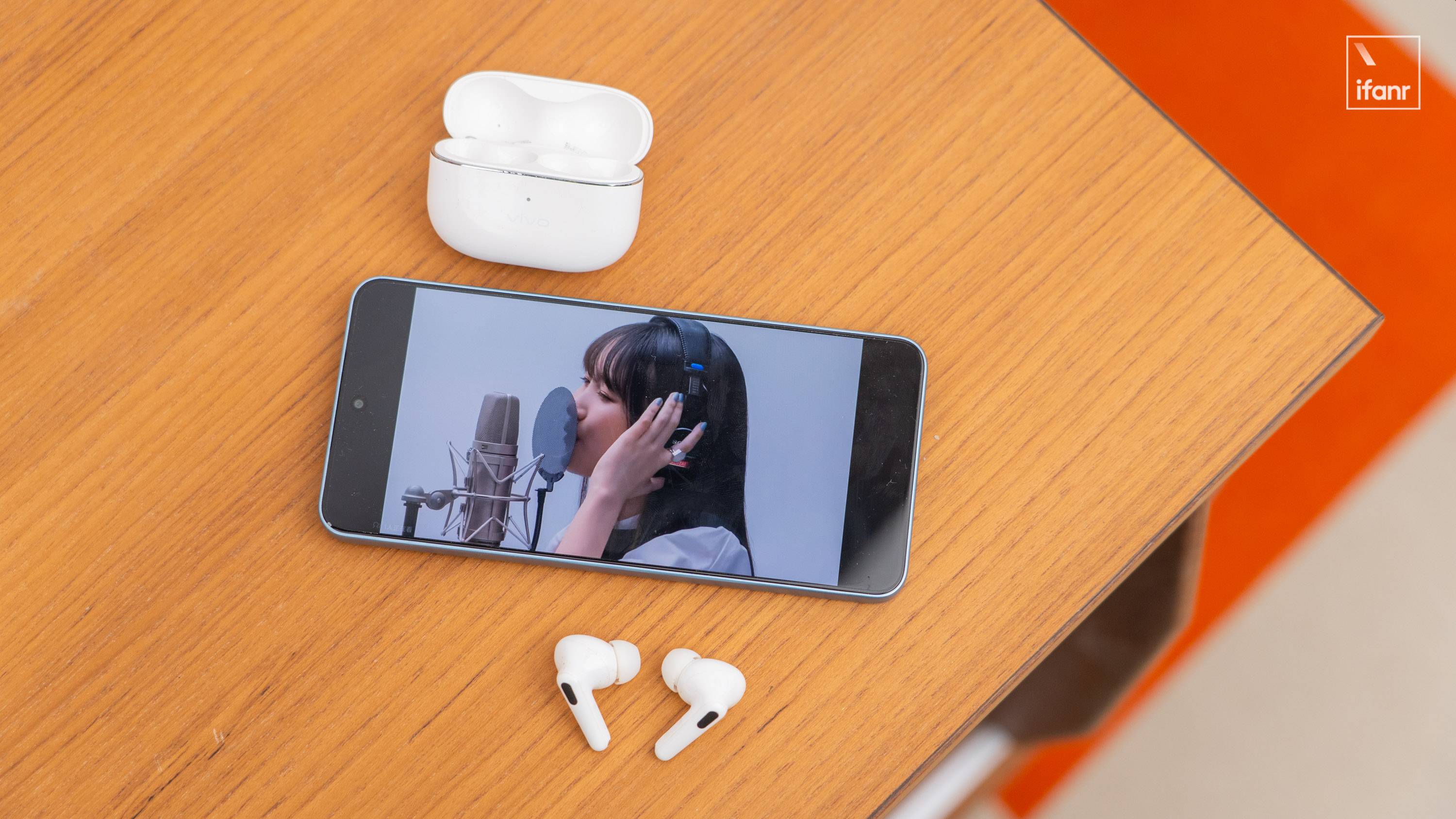 金標充電寶，帶手機功能 | vivo Y500 上手體驗