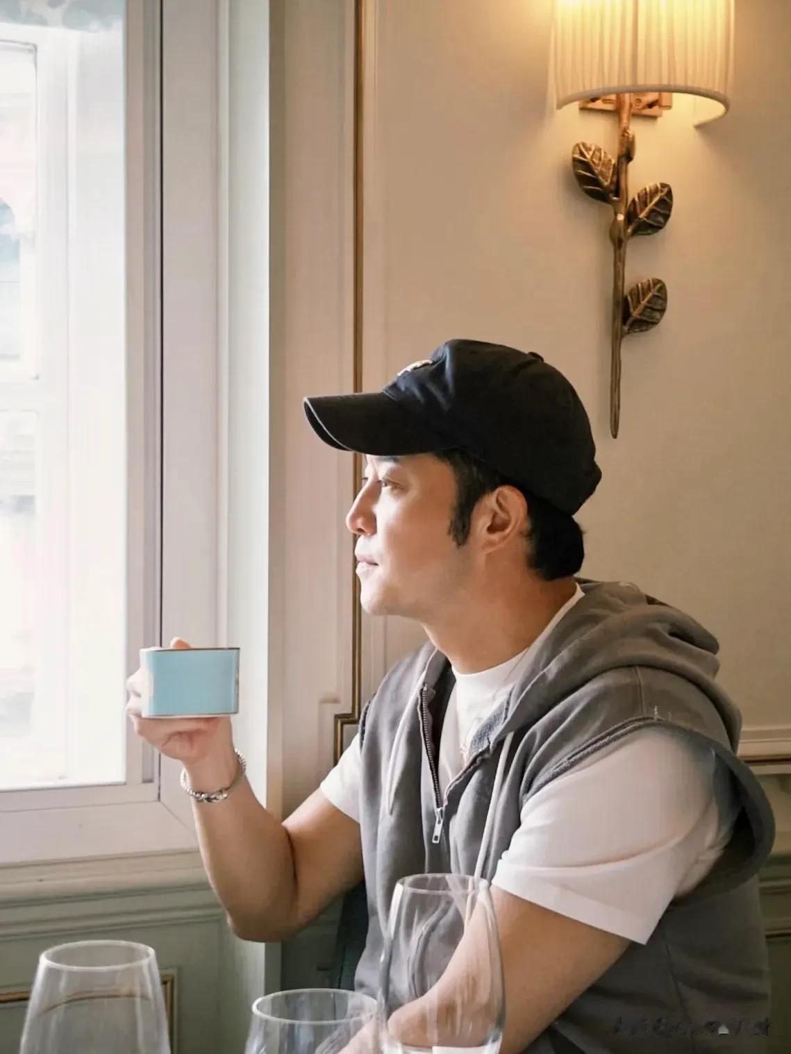 胡可和老公沙溢今天又秀恩爱了,两个人忙里偷闲约个会。