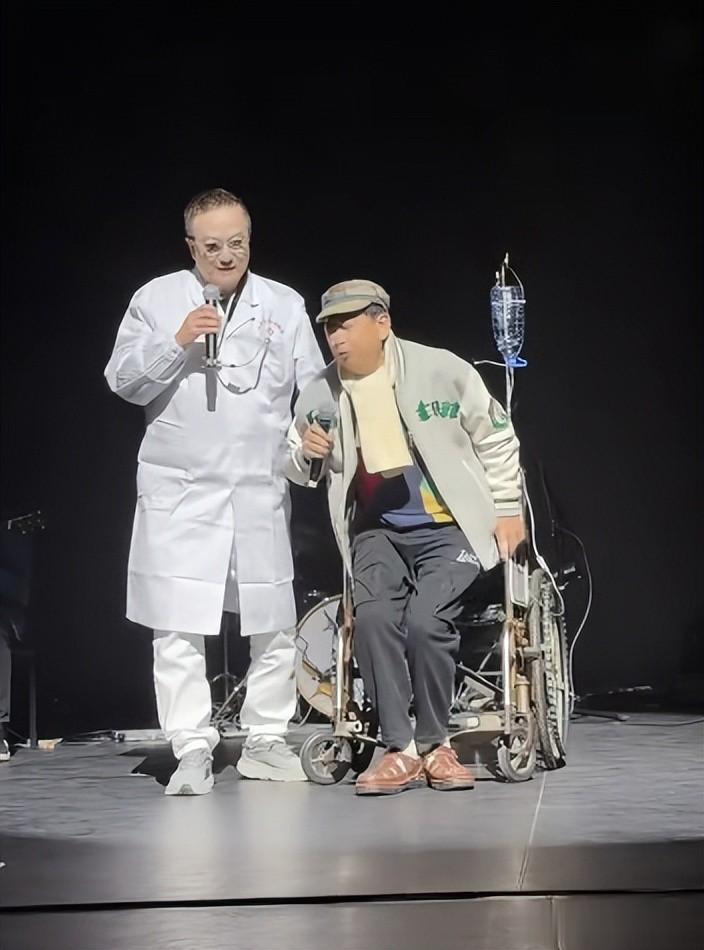 香港男星坐轮椅插管上台，为养啃老儿子拼命工作，去年曾入院病危