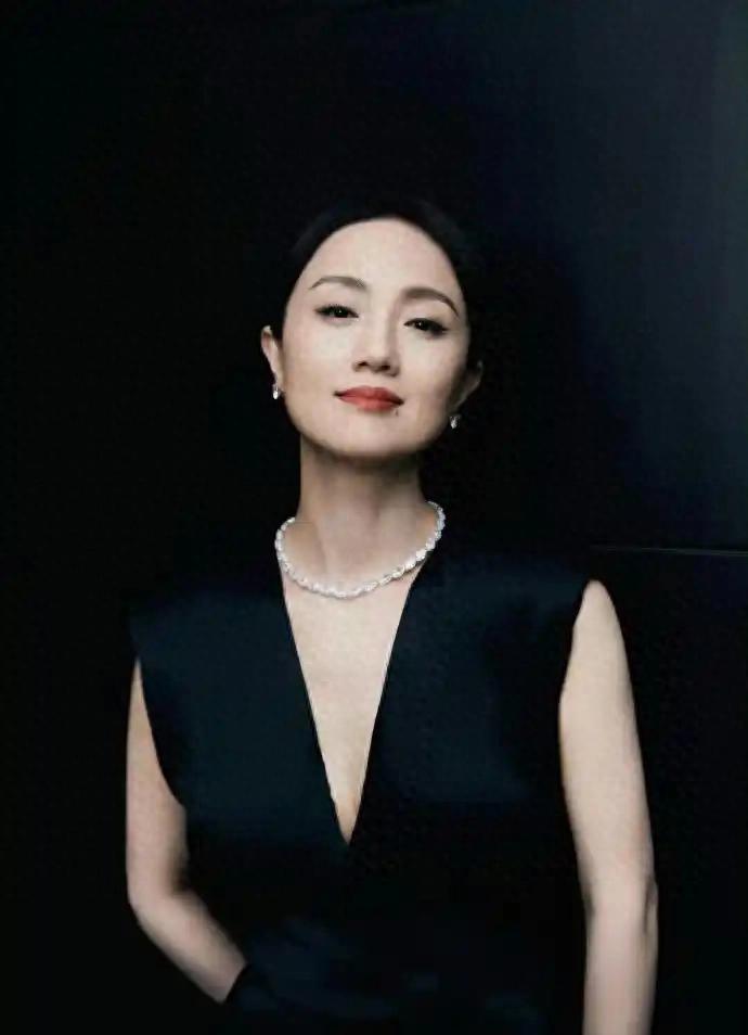 辛柏青现身大孤山还愿！老了瘦了脸依旧憔悴，笑着合影却尽显沧桑