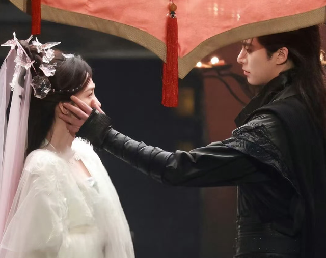 李沁《咸鱼飞升》换造型了！白衣神女又美又仙，和男主同框绝了！