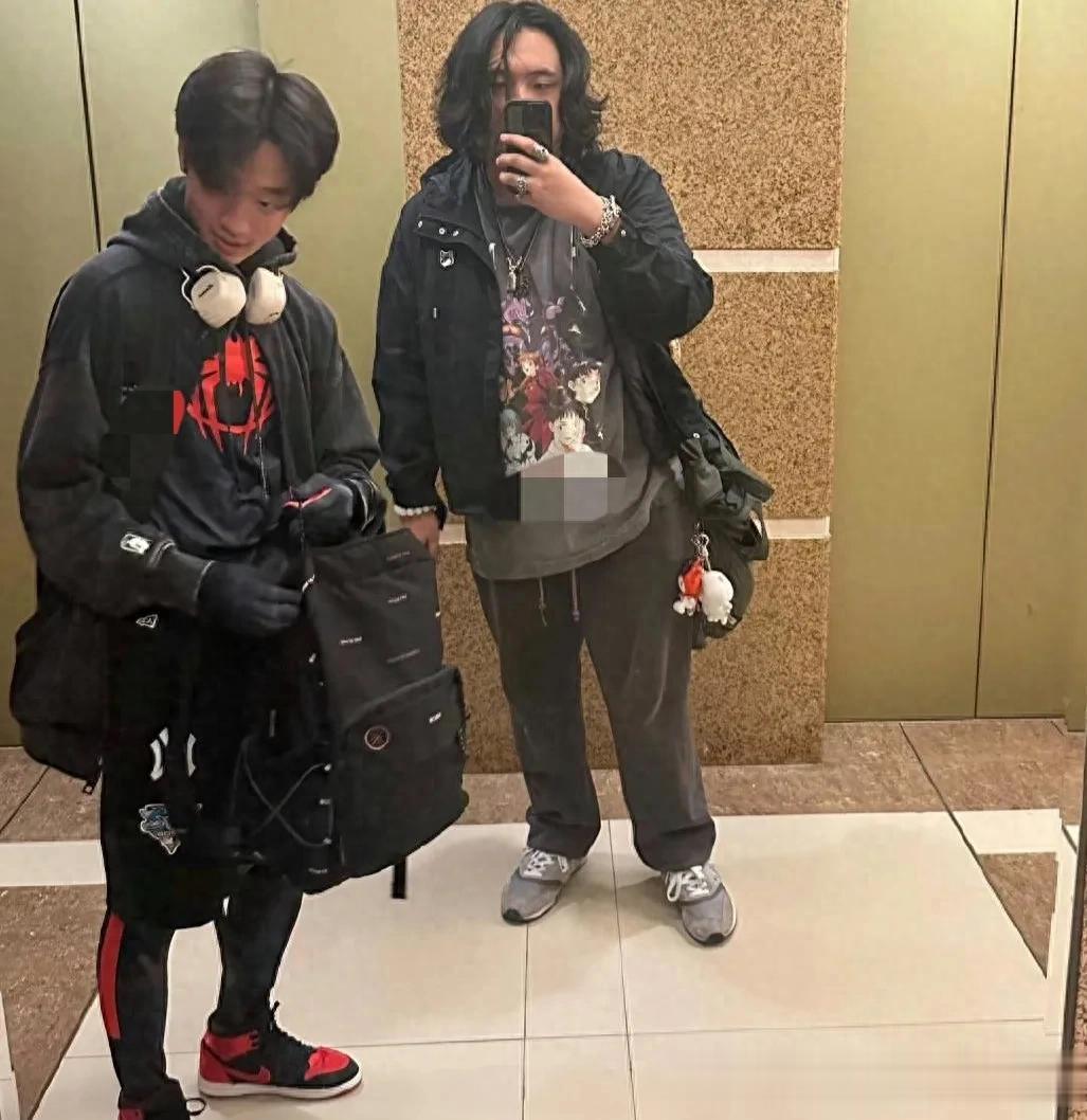 吴镇宇儿子和杨威儿子聚餐,17岁费曼留着一头长发,身材臃肿肥胖