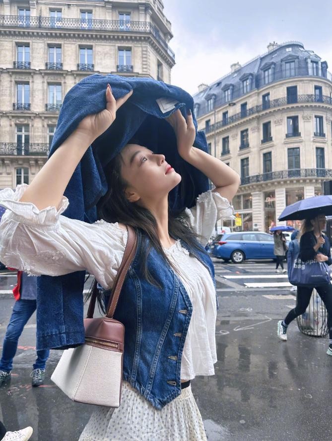 38岁张馨予太丰满了,穿衬衫都兜不住,我感慨军人老公果然会选人