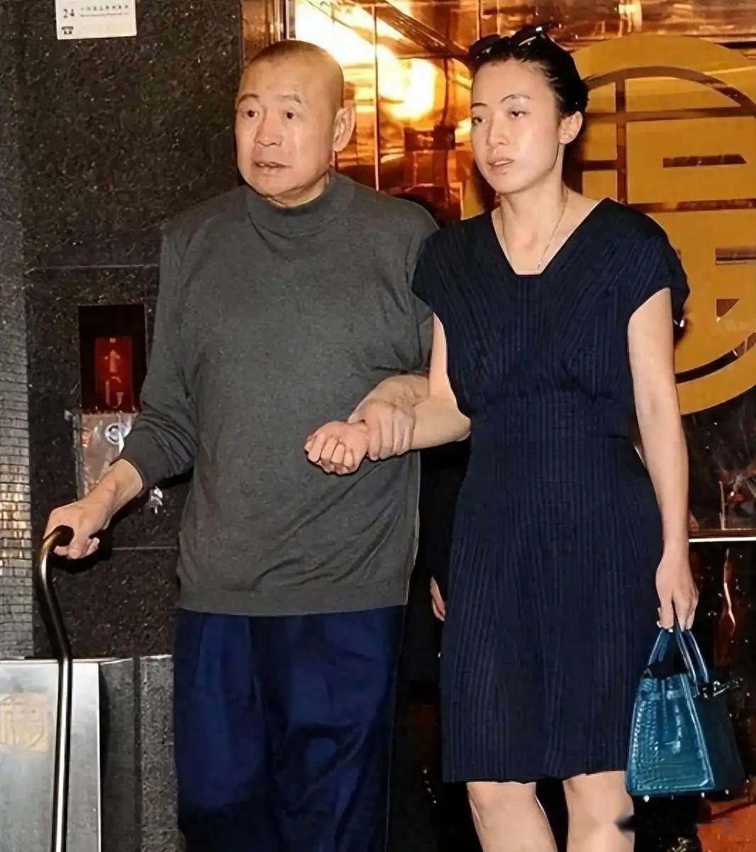 阔太甘比扎双马尾俏皮出镜，不用陪刘銮雄格外放松！少女像18岁