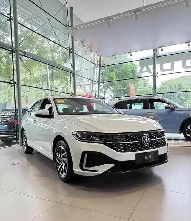 销量王再升级！2025款大众朗逸实测：省油王还是性价比之王？