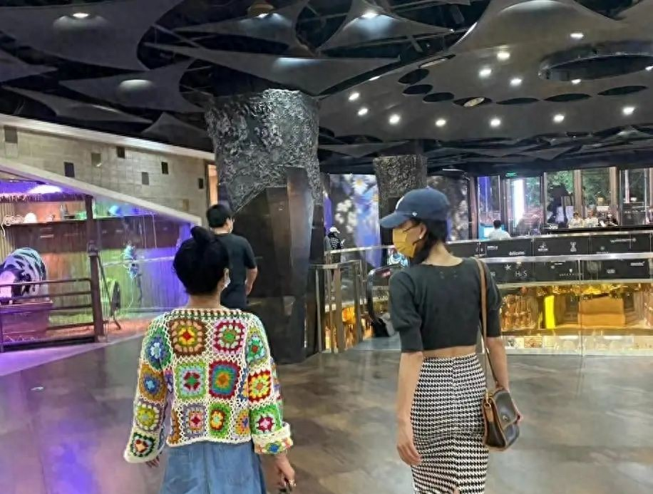 45岁殷桃暴瘦30斤再演万人迷,穿露脐装身材火辣