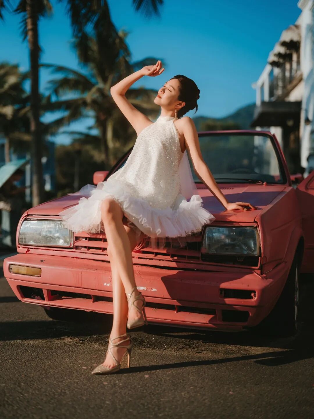 江嘉敏港风穿搭，白裙大长腿，优雅格调