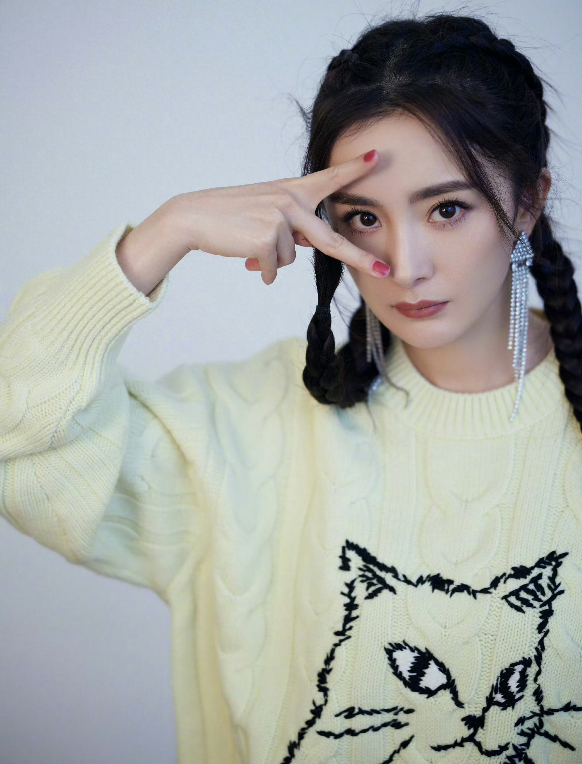 杨幂,马尾辫,你要和我抢小熊玩吗?