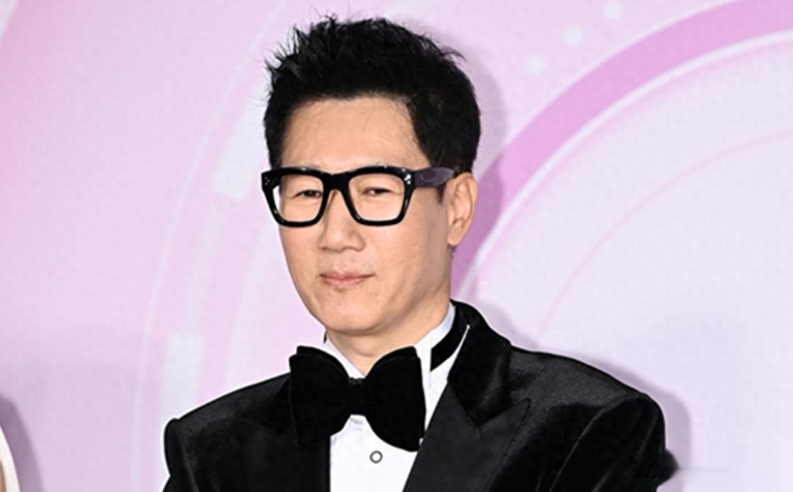 刘在石和金钟国出席池石镇母亲葬礼，半个韩娱圈现身，李光洙送别