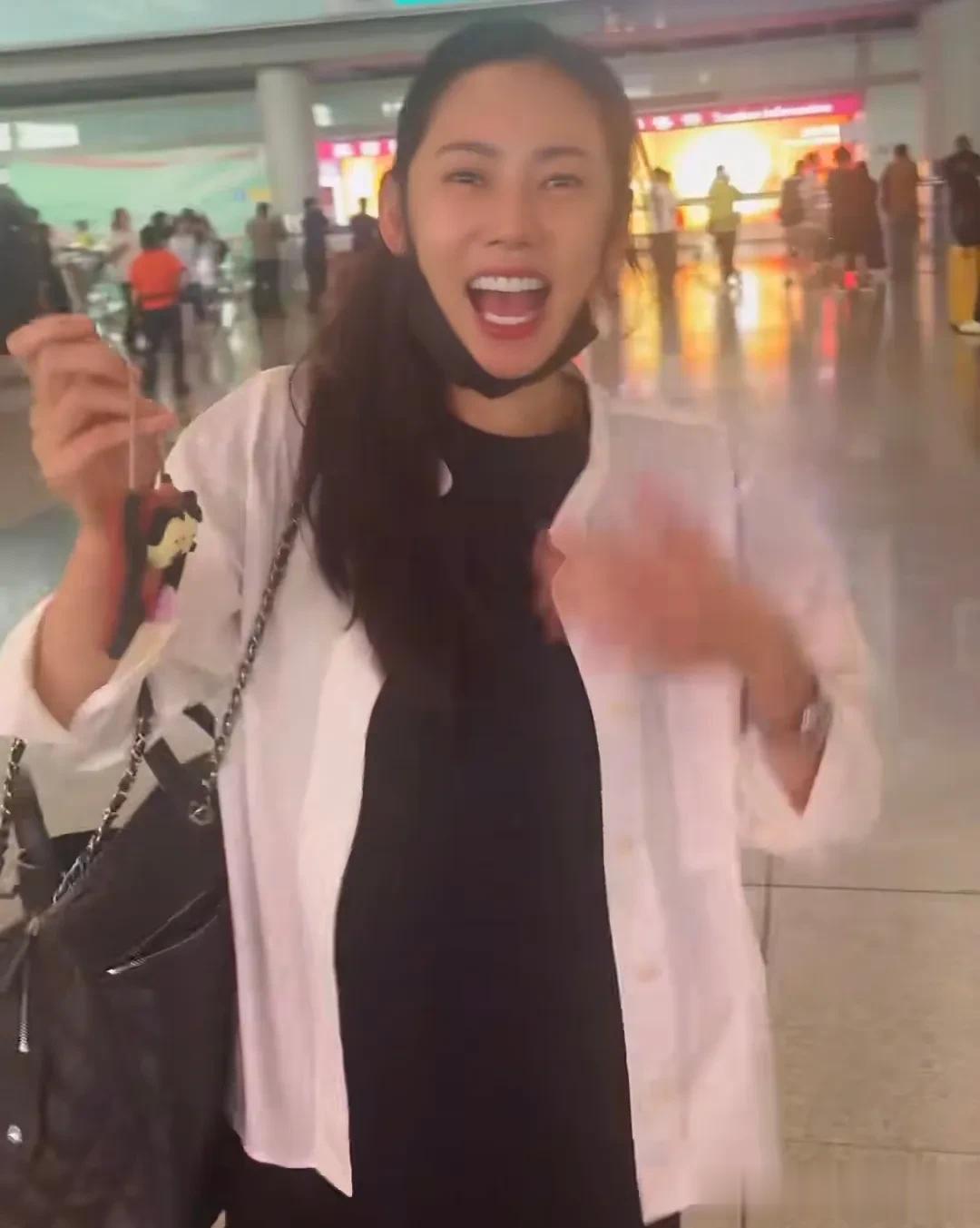 于晓光带儿子接妈妈，秋瓷炫激动搂着孩子亲吻，7岁啪嗒牙长歪了