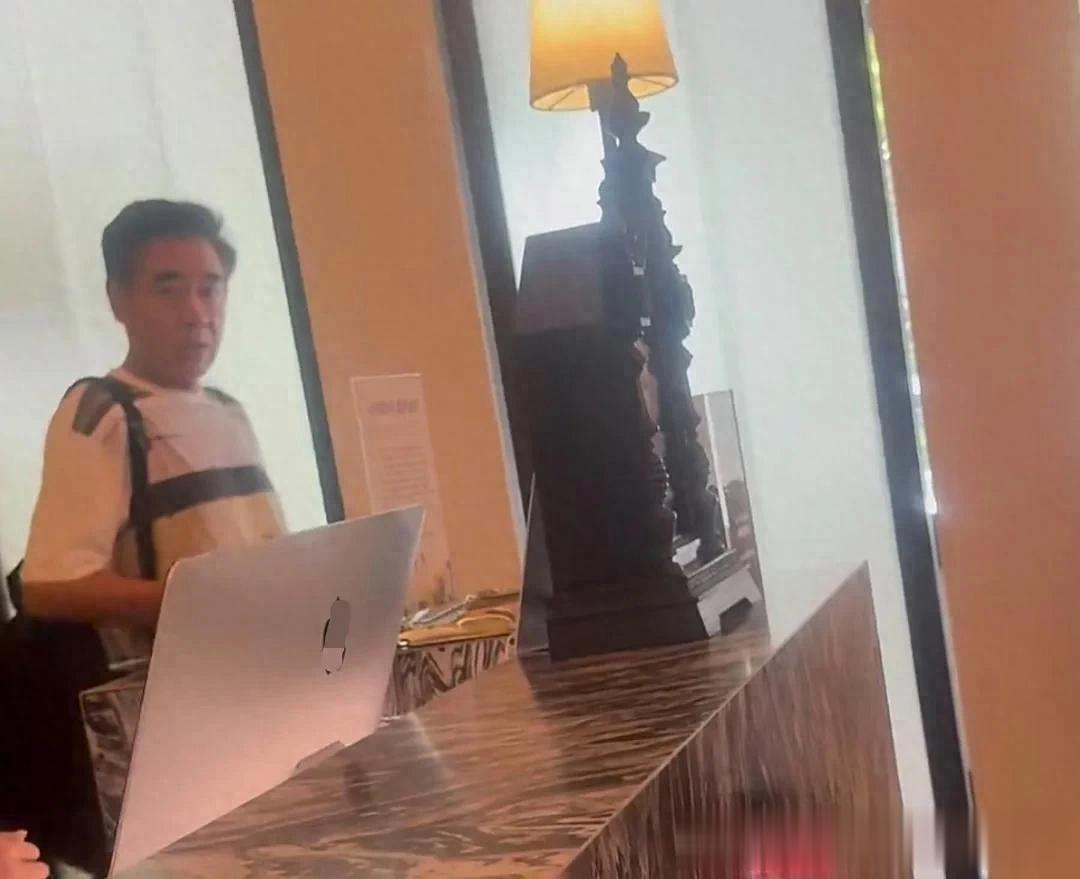 普陀山偶遇陈宝国夫妇，69岁赵奎娥臃肿显老态，夫妻俩携手祈福