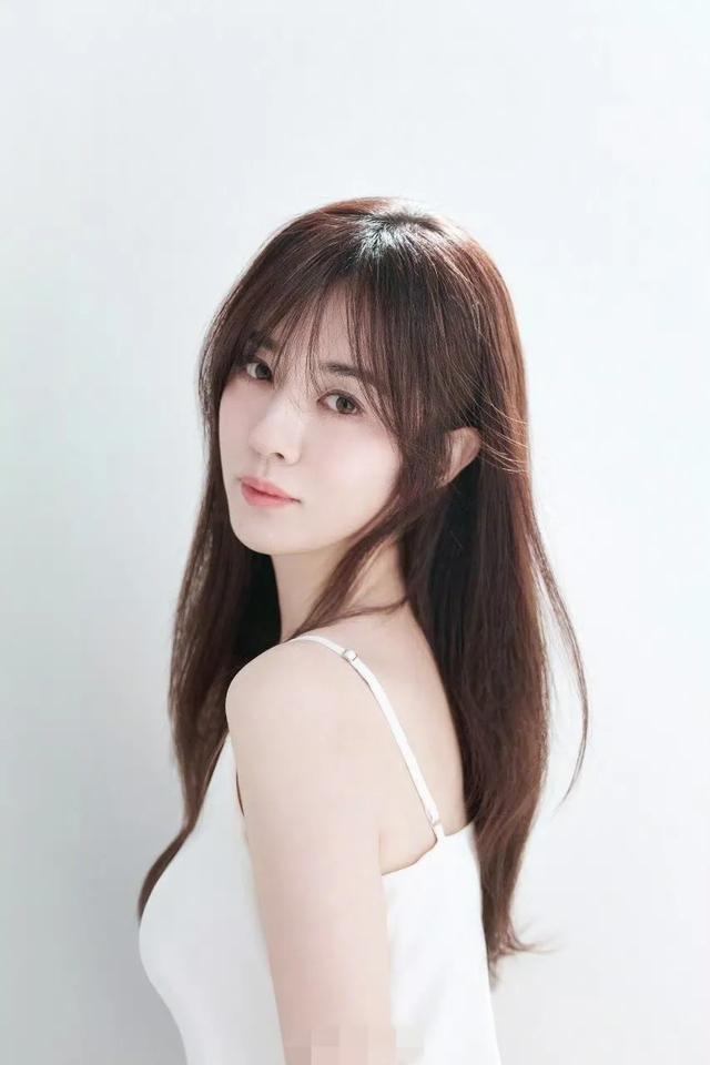 王晓晨庆37岁生日晒照,疑似回应表白俞灏明,中指戴戒似已订婚