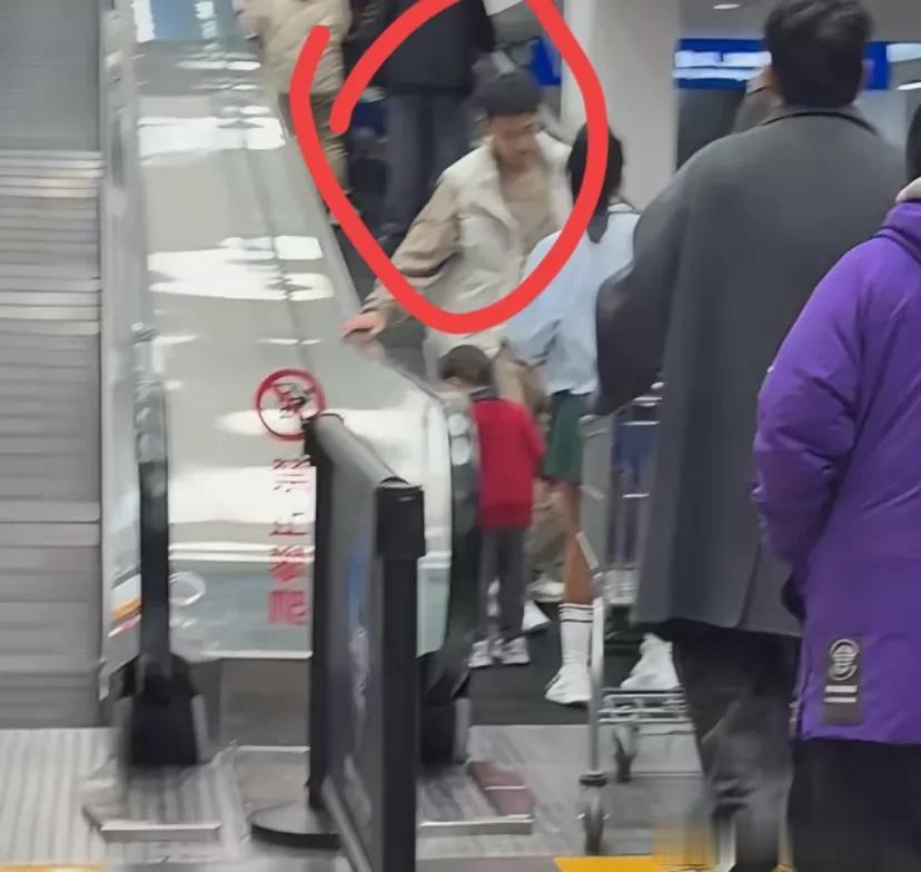 李嘉格带一对儿女和小男友逛山姆，穿搭让人看不懂，但状态很少女