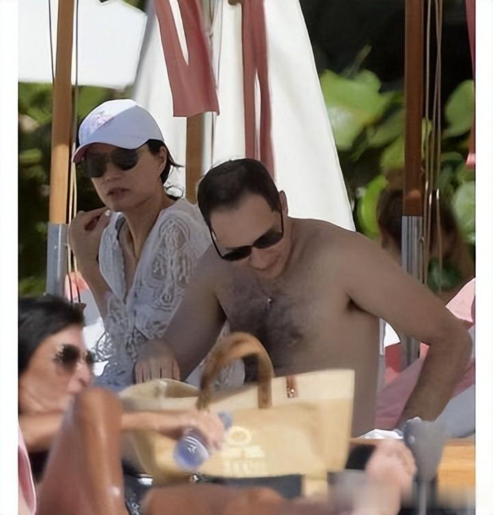 56岁邓文迪闪耀卡塔尔太后晚宴!穿水墨风裙,挽着小鲜肉,很惊艳