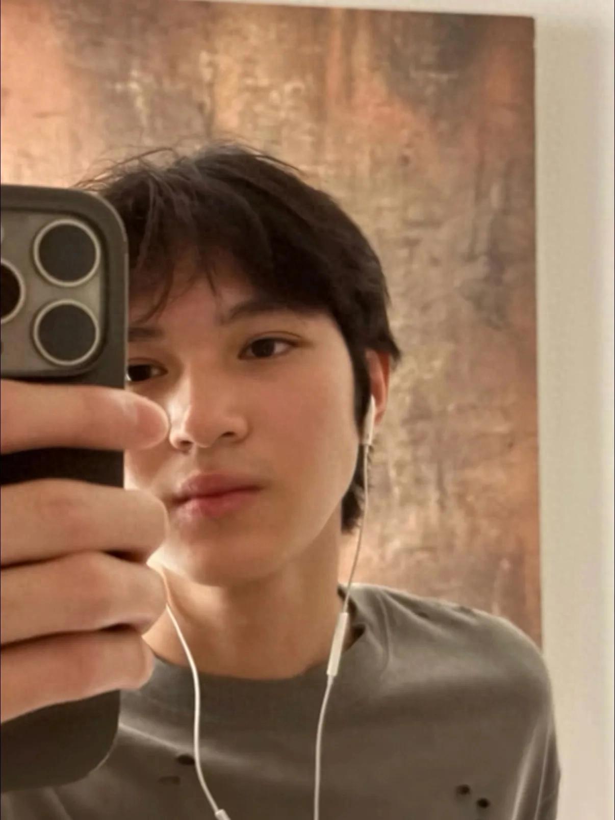 袁咏仪儿子晒怼脸自拍照,18岁魔童神似爸爸张智霖,浓眉大眼好帅