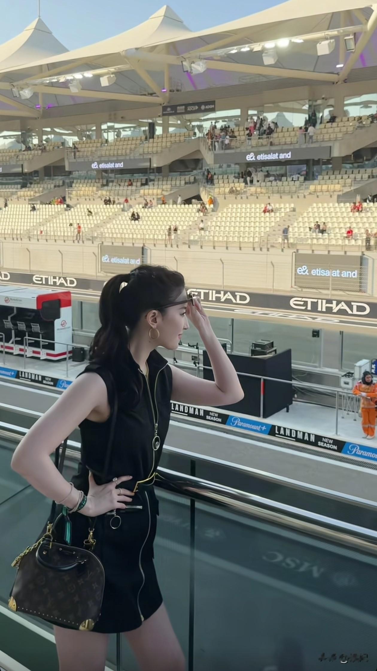38岁刘亦菲现身阿布扎比看比赛！高马尾+连衣裙+短靴，又高又白