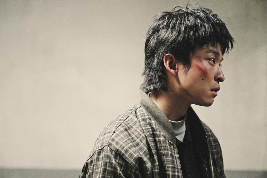 身价过亿坐拥北京一条街，陈道明得叫她姐，儿子是他骄傲更是心病