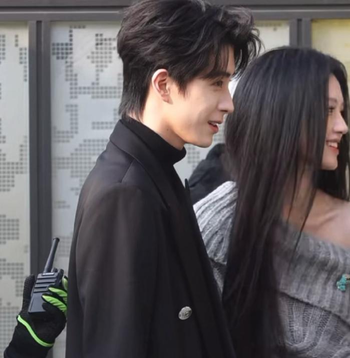 敖瑞鹏《不二之臣》路透太出圈！白衣造型优雅矜贵，女主很熟悉！