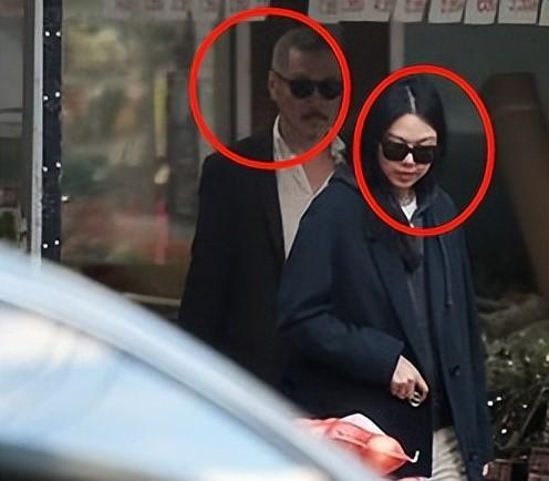 金敏喜生子后状态曝光，带孩子公园散步，65岁的丈夫更像是爷爷