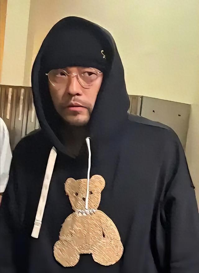 46岁周杰伦状态堪忧,上厕所都要靠别人搀扶,网友:昆凌怎么办?