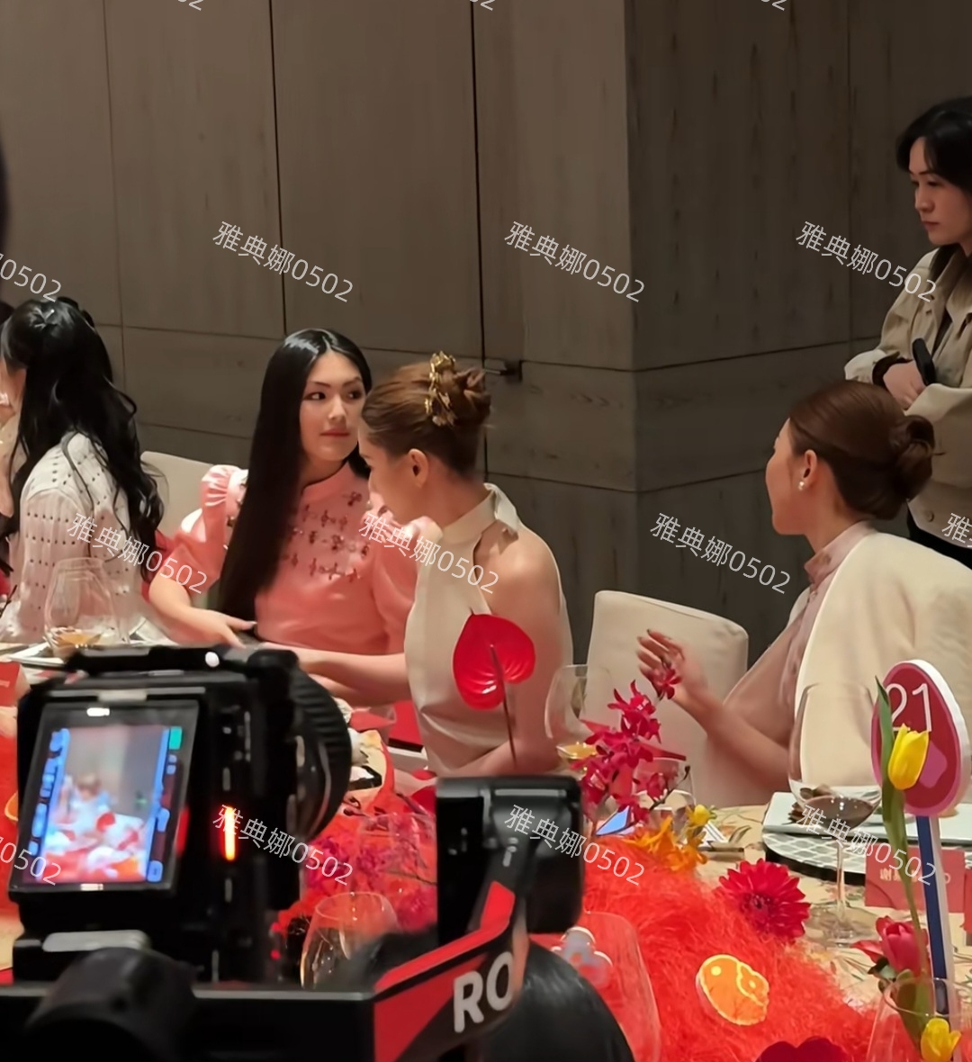 王诗龄何超莲是签了同家公司吗？为啥她俩总参加同一活动还坐一起