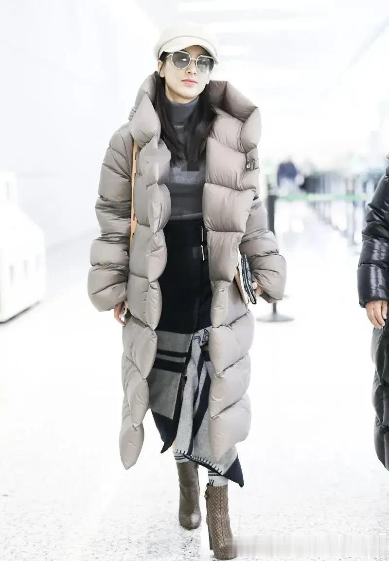 黄圣依离婚后状态越发年轻！高领衫+棕色短靴，时髦保暖又高级